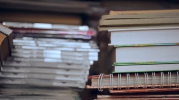 Pilha Livros Discos Prateleira — Vídeo de Stock