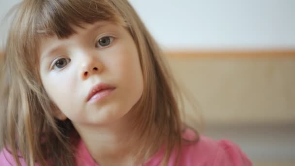 Gadis Kecil Meniup Hidungnya — Stok Video