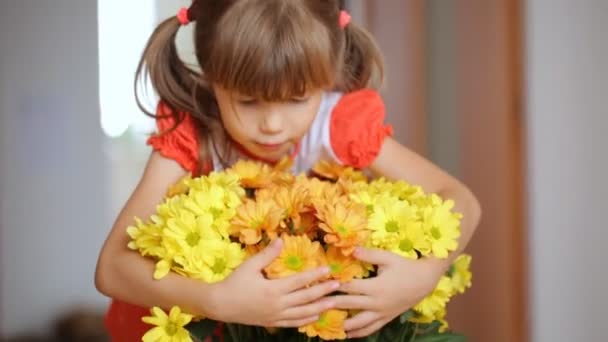 Menina Pequena Abraça Monte Flores Amarelas — Vídeo de Stock