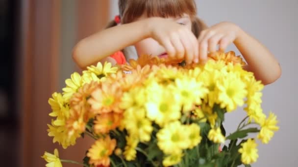 Kis Lány Átfogja Sárga Virágcsokor — Stock videók