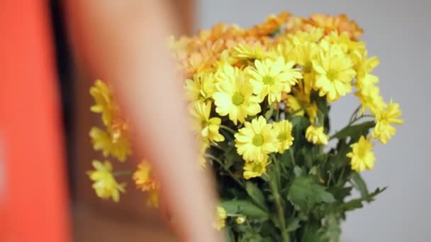 Mano Del Niño Toca Las Flores Amarillas Que Pasan — Vídeo de stock