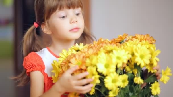 Μικρό Κορίτσι Αγκαλιάζει Μάτσο Κίτρινα Λουλούδια — Αρχείο Βίντεο