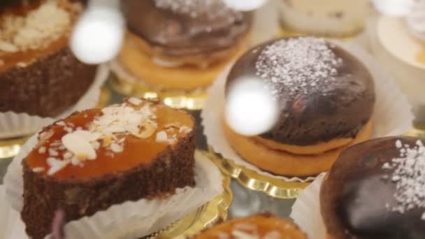 Vitrine Avec Savoureux Gâteaux Gros Plan — Video