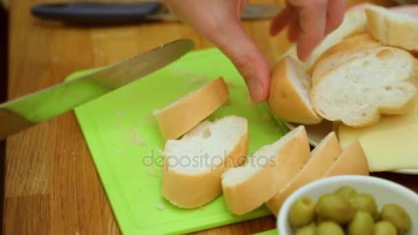 Manliga Händer Skär Baguette Ombord — Stockvideo