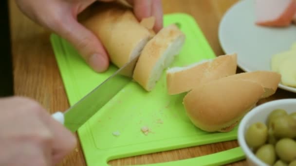 Manliga Händer Skär Baguette Ombord — Stockvideo