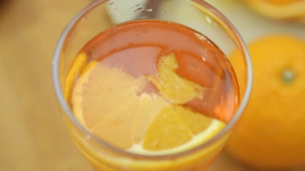 Γεμάτο Ποτήρι Κοκτέιλ Πορτοκάλι — Αρχείο Βίντεο