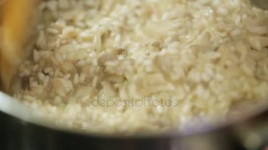 Risotto pişirme sırasında tavada karıştırarak