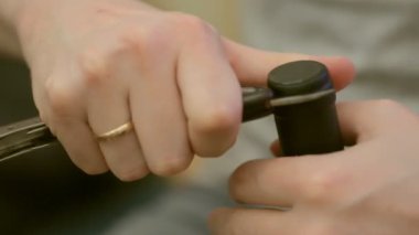 Adam bir şişe şarap açıyor 