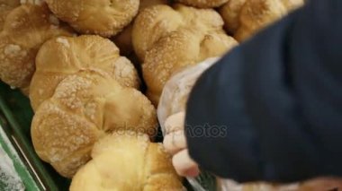 Alıcı topuz markette alıyor