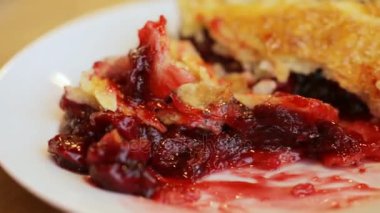 Çocuk meyve pasta yiyor 