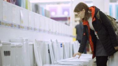 Genç kadın lavabo pan dükkanında seçmektir