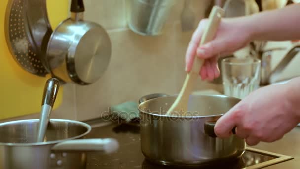 Essen Während Des Kochens Pfanne Umrühren — Stockvideo