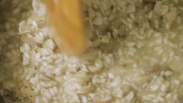 Перемішувати Різотто Сковороді Під Час Приготування Їжі — стокове відео