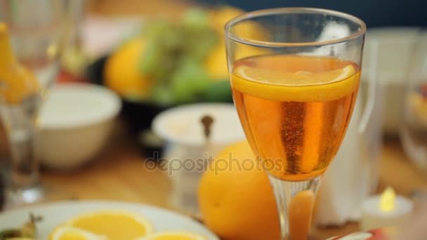 Fullt Glas Cocktail Med Orange — Stockvideo