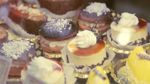 おいしいケーキのクローズ アップと店舗 — ストック動画
