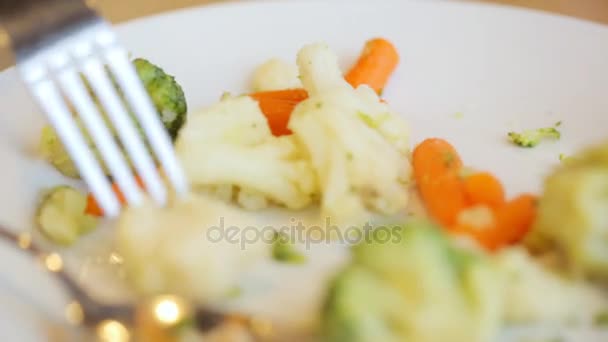 Salat Auf Dem Teller Großaufnahme — Stockvideo