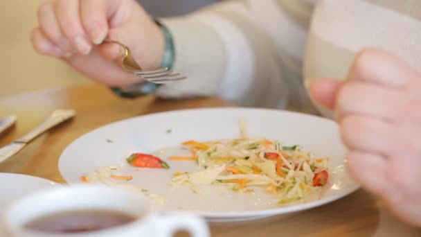 Mujer Está Comiendo Una Ensalada — Vídeos de Stock