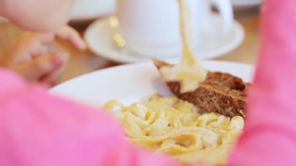 Pequeña Niña Está Comiendo Pasta — Vídeos de Stock