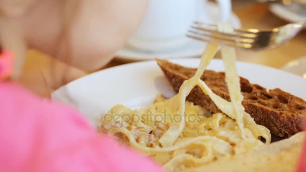 Pequeña Niña Está Comiendo Pasta — Vídeos de Stock