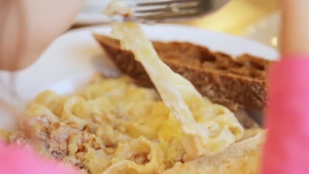 Klein Meisje Het Eten Van Pasta — Stockvideo