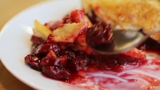 Enfant Mange Tarte Aux Fruits — Video