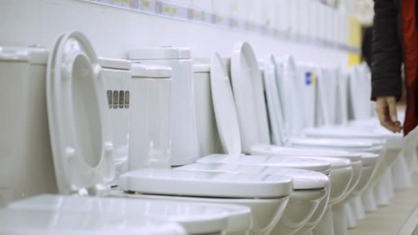 Jeune Femme Choisit Cuvette Des Toilettes Boutique — Video