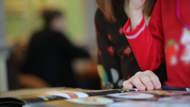 Mère Avec Fille Choisissent Plat Restaurant — Video