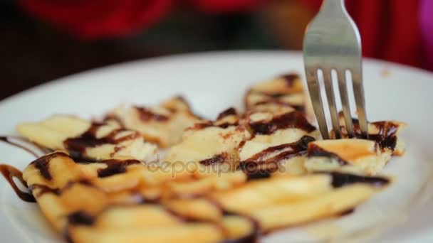 Niño Está Comiendo Waffle Con Chocolate — Vídeos de Stock