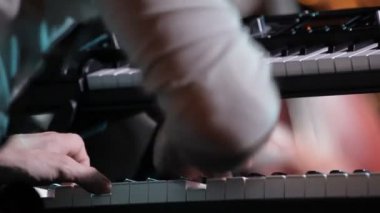 Piyano çalan müzisyen