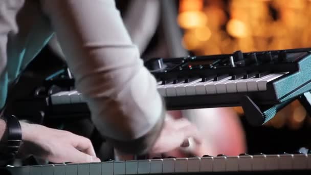 Músico Tocando Piano — Vídeo de stock