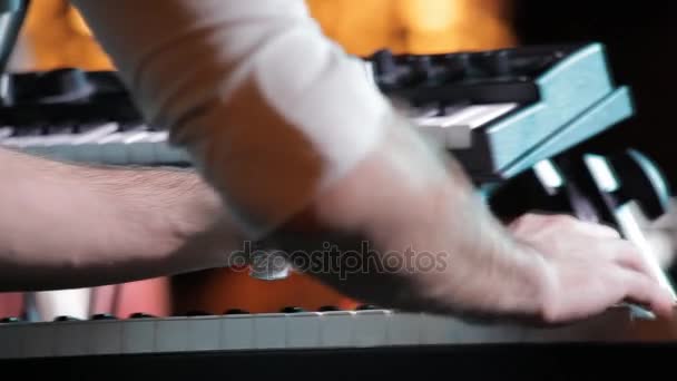 Muzikant Die Piano Speelt — Stockvideo