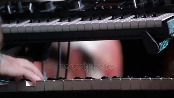 ピアノを弾く音楽家は — ストック動画