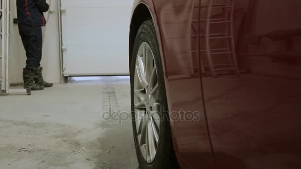 男人在车库里开着车的门 — 图库视频影像