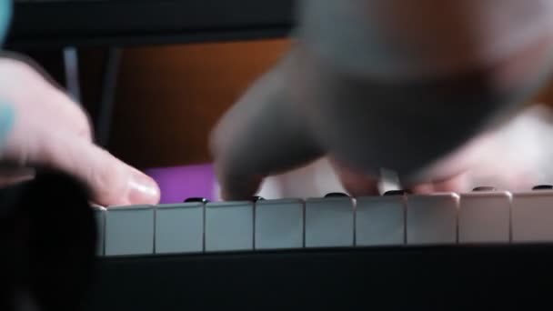 Músico Tocando Piano — Vídeo de stock
