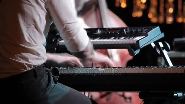 Músico Tocando Piano — Vídeos de Stock