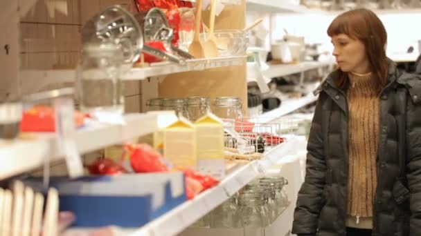 Jonge Vrouw Het Kiezen Van Servies Bij Shop — Stockvideo