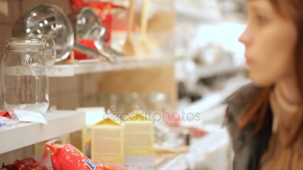 Jeune Femme Choisit Vaisselle Boutique — Video