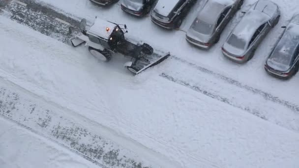 拖拉机在冬天清扫人行道 — 图库视频影像