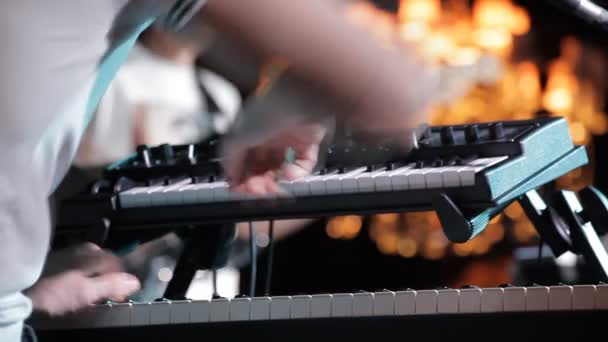 Musiker Spielt Klavier — Stockvideo