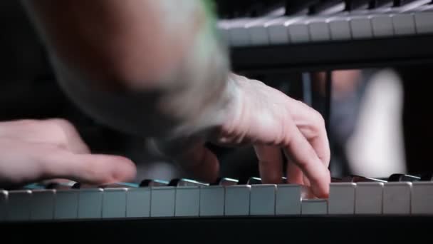Hudebník Hrající Klavír — Stock video
