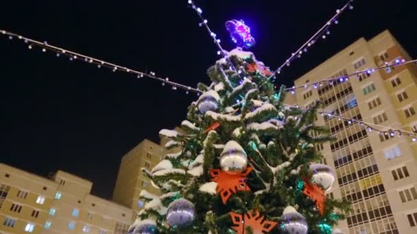 Kerstboom Buiten Met Decoratie — Stockvideo