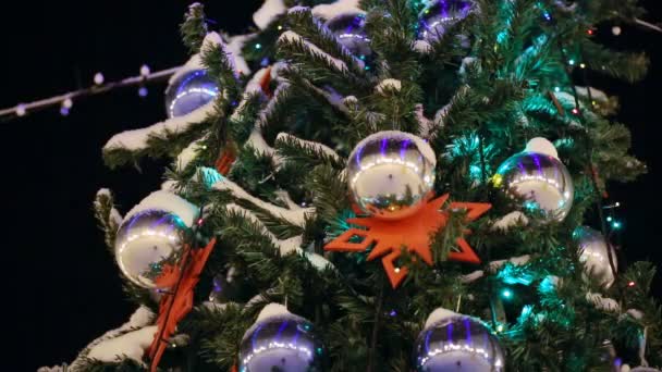 Kerstboom Buiten Met Decoratie — Stockvideo