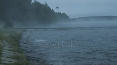 Göl kenarında kötü hava