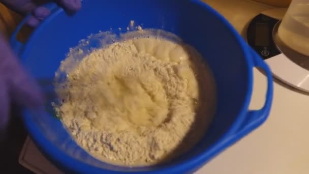 ボウルに水と小麦粉をかき混ぜながら — ストック動画