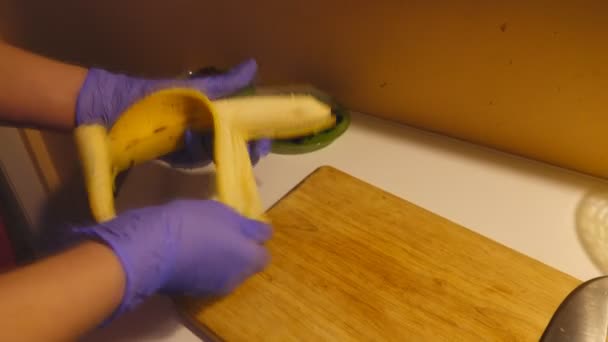 剥離とまな板にバナナをチョッピング — ストック動画