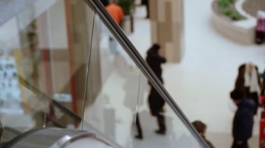 Alışveriş merkezinde yürüyen merdiven