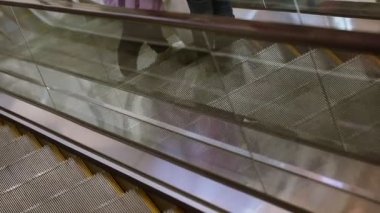 Alışveriş merkezinde yürüyen merdiven