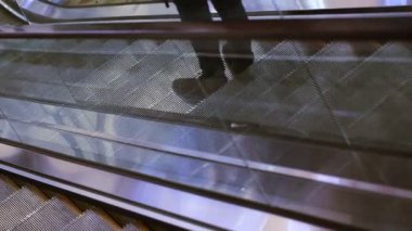 Alışveriş merkezinde yürüyen merdiven