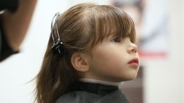 理髪店で小さな女の子 — ストック動画