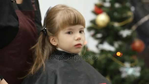 Petite fille au salon de coiffure 